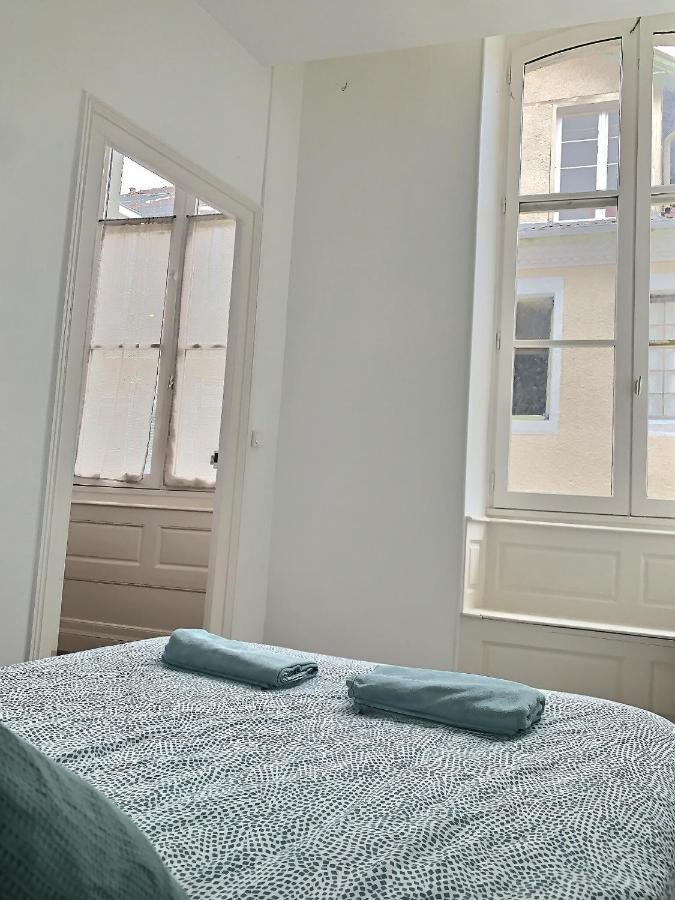 Wonderhost, Superbes Volumes Et Charme De L'Ancien Apartment Pau Luaran gambar